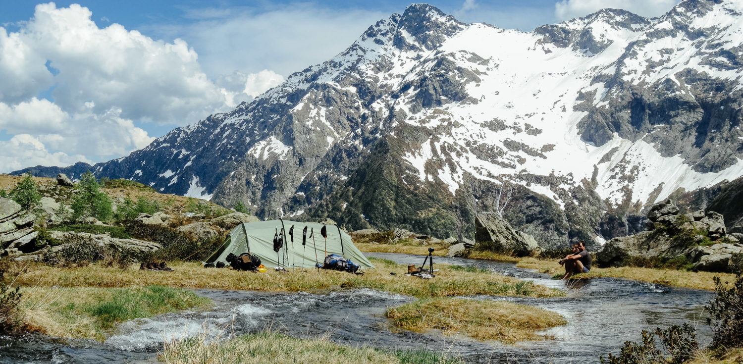 Zwei Wanderer vor Zelt in den Alpen