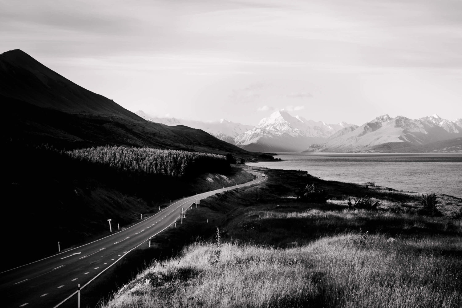 Schwarz-Weiß Aufnahme der Straße zum Mount Cook Nationalpark
