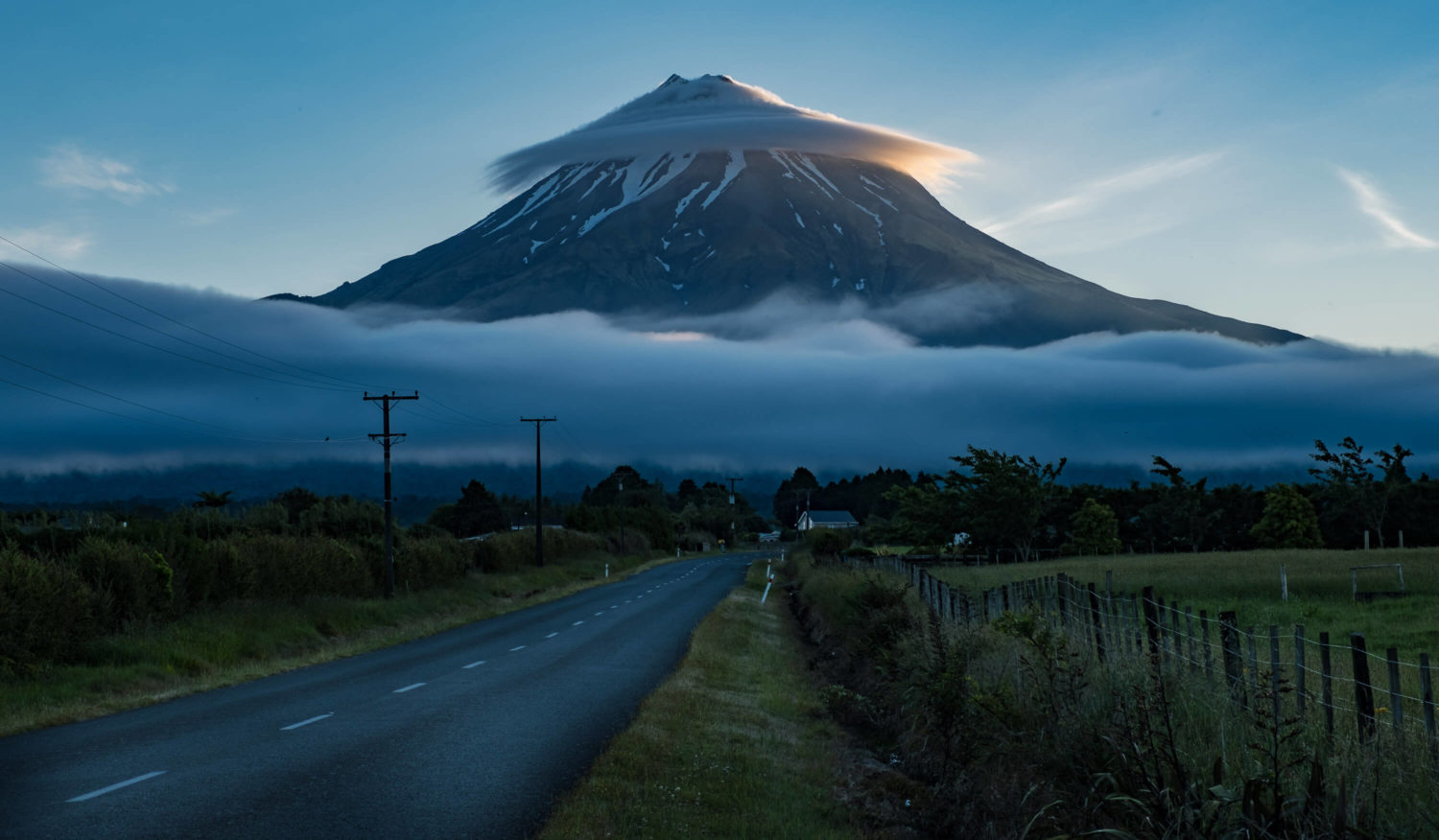 Straße mit Mount Taranaki im Hintergrund