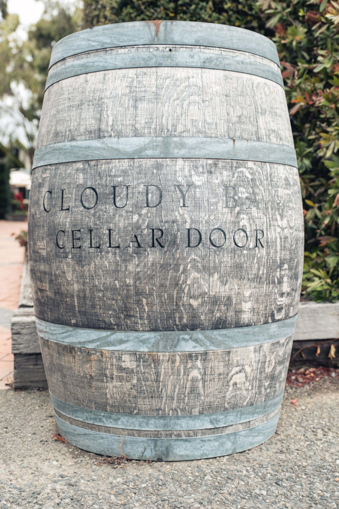 Weinfass mit Schriftzug Cloudy Bay
