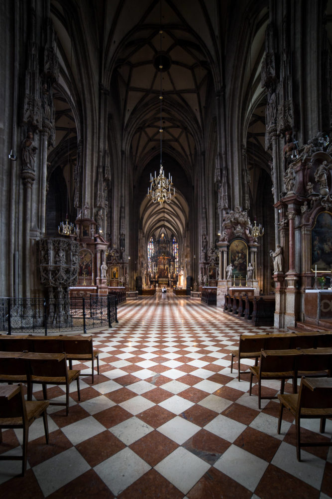 Blick ins Kirchenschiff einer Kirche in Wien