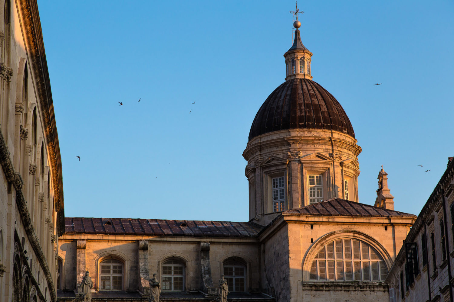 Kuppel einer Kirche in Dubrovnik mit kreisenden Vögeln