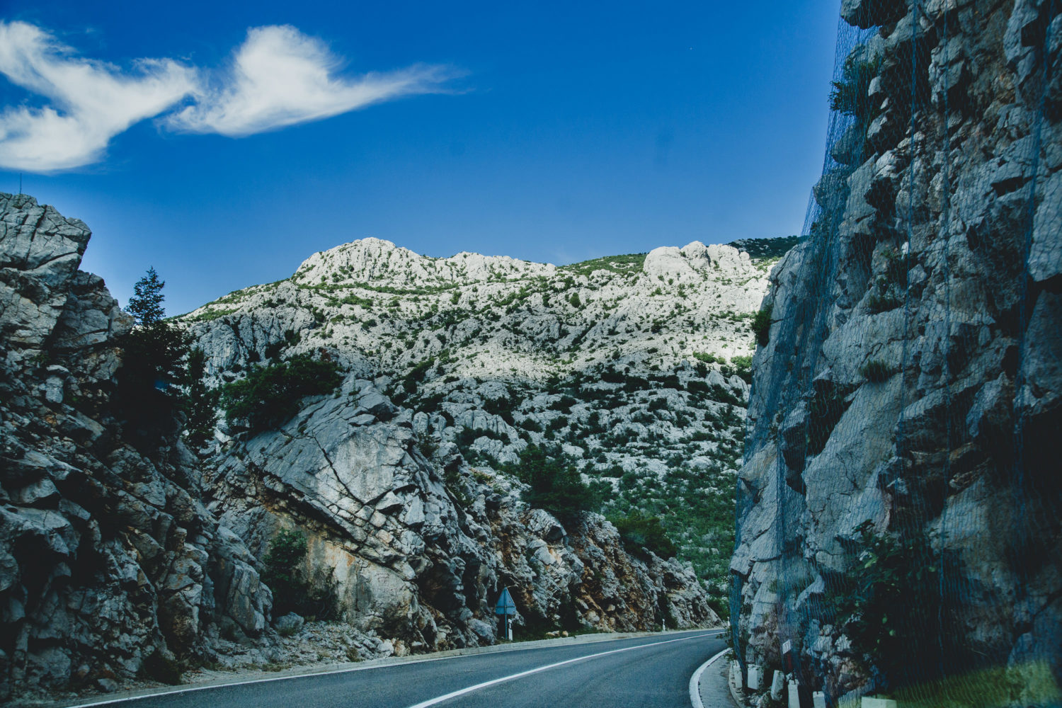 Adriatische Küstenstraße mit Karstefelsen an den Seiten