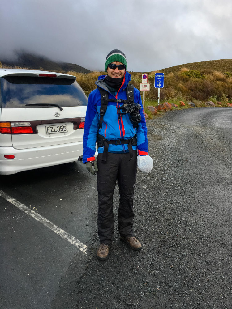 Jan Becker mit Fujifilm am Parkplatz des Tongariro Alpine Crossing