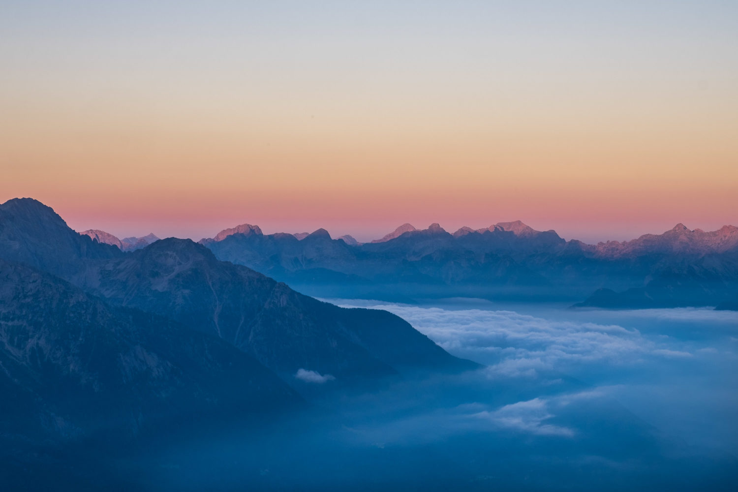 Sonnenaufgang vor Bergen im Bergell in Graubünden