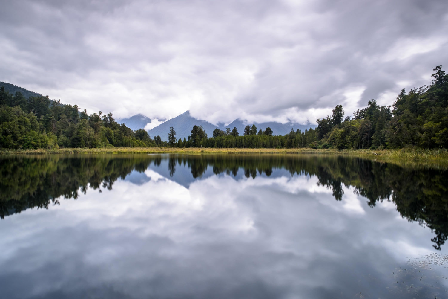 Spiegelung der Southern Alps auf dem Lake Matheson