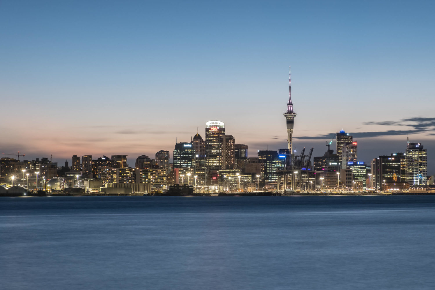 Skyline von Auckland in Neuseeland zur blauen Stunde von Davenpo