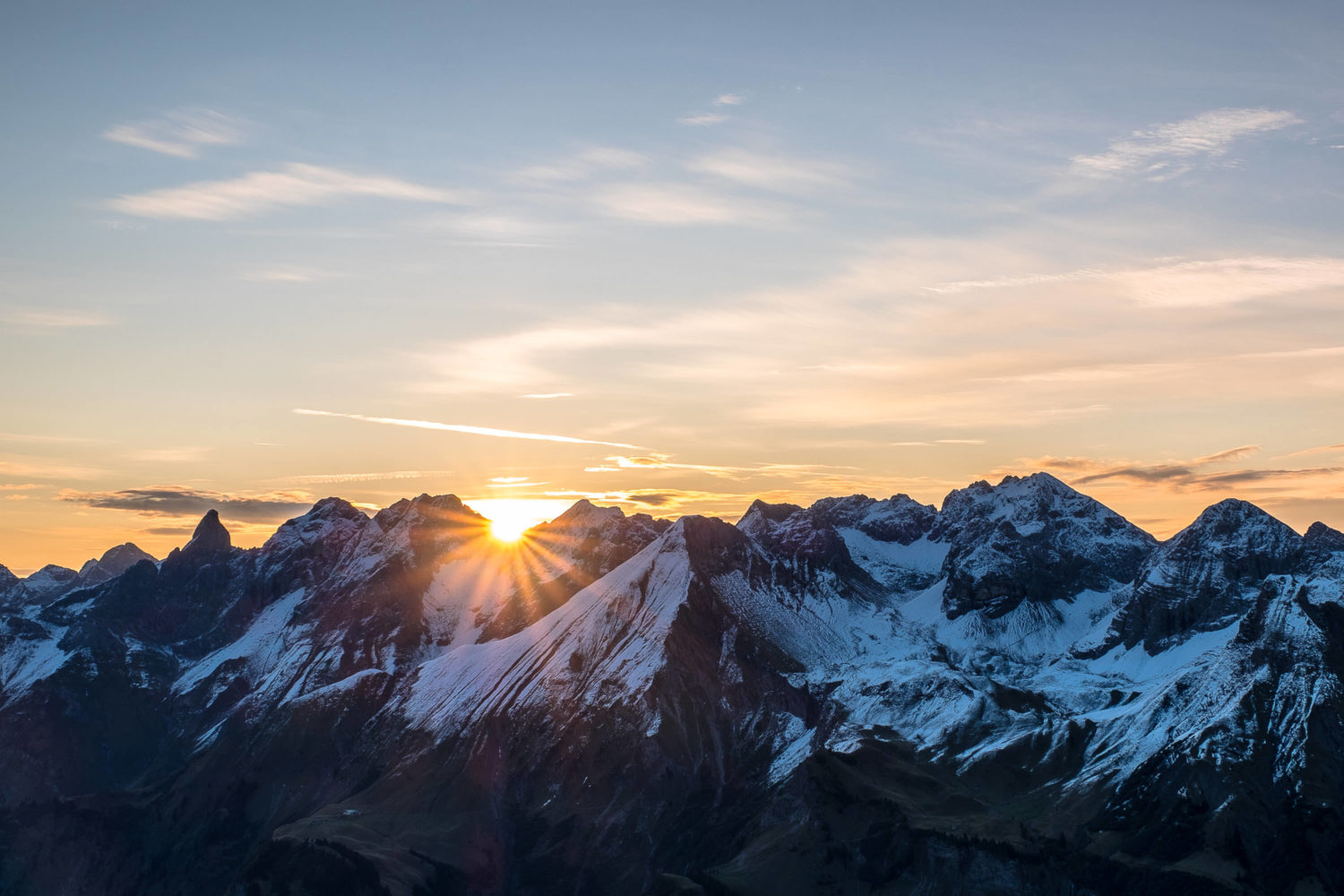 Bergkette beim Sonnenaufgang an der Mindelheimer Hütte