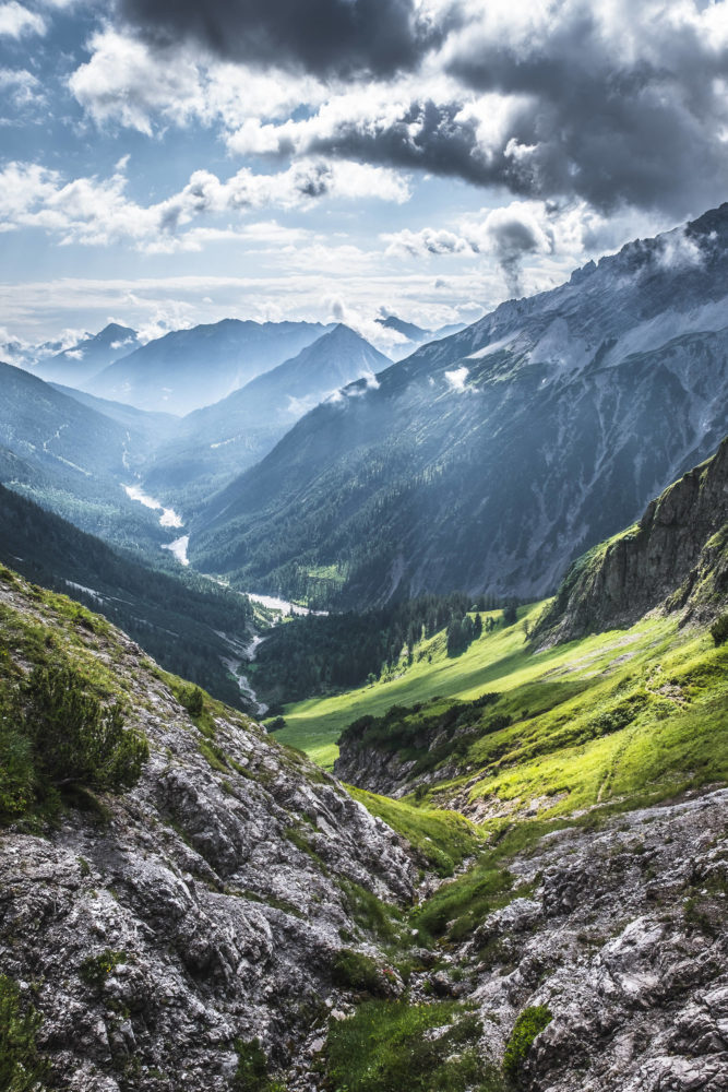 Blick vom Jubiläumsweg in ein bewaldetes Tal in den Alpen