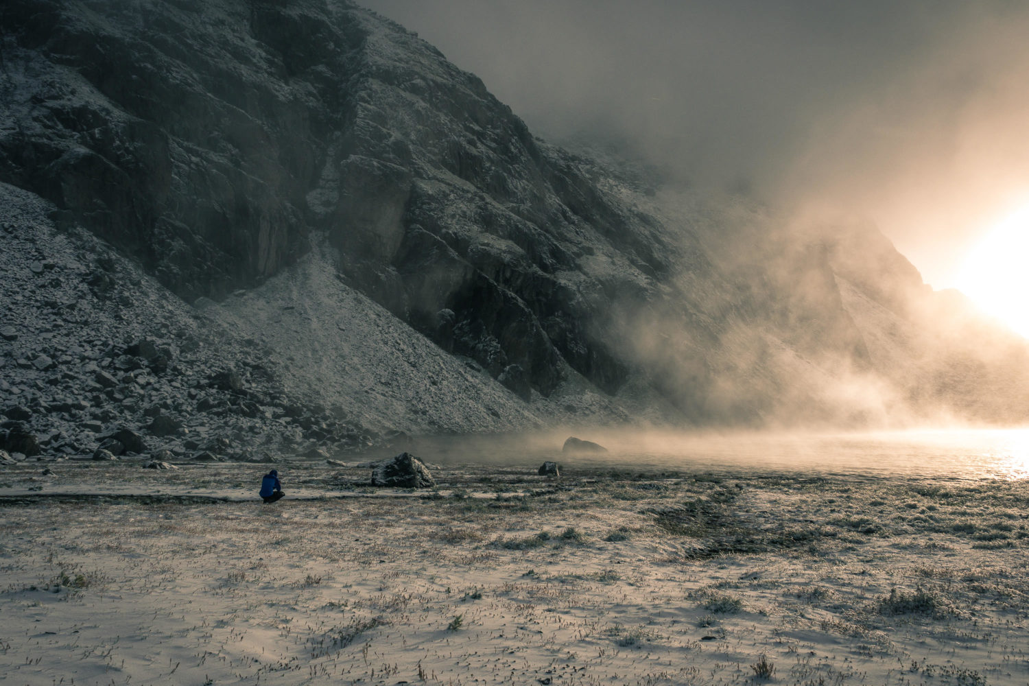 Jan Becker sitzt in Schneelandschaft und fotografiert den Sonnen