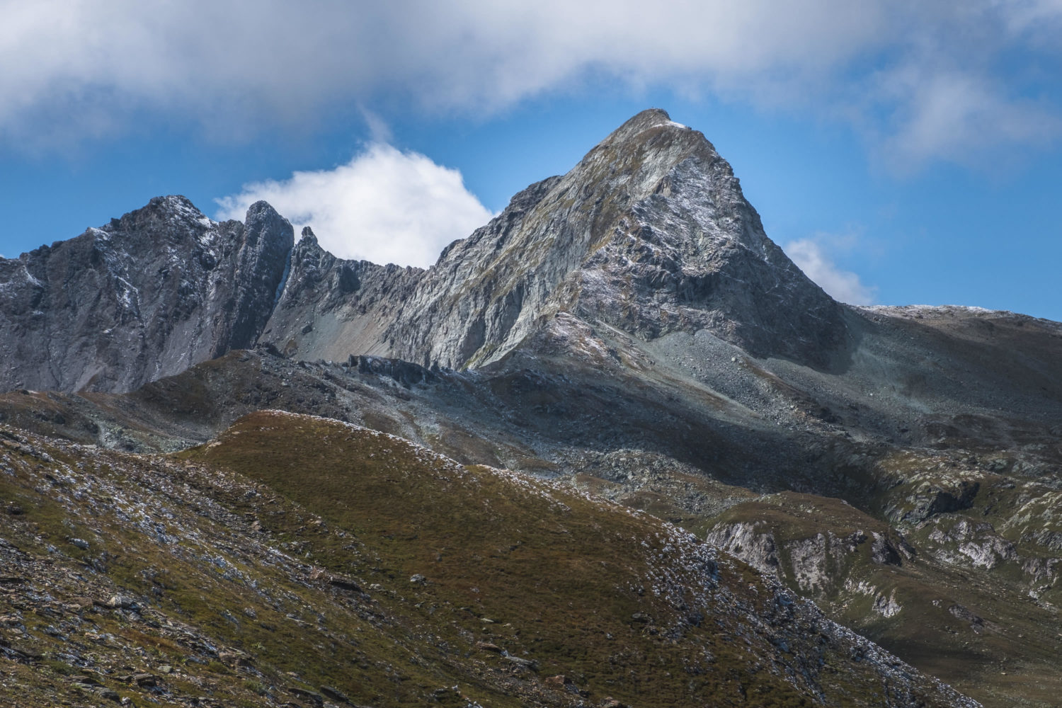 Schroffe Felsspitze bei Bivio in den Alpen