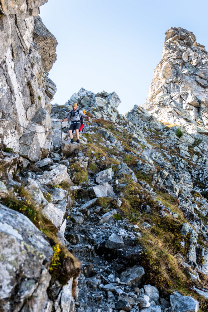 Christopher Püschel steigt einen steilen felsigen Hang hinab