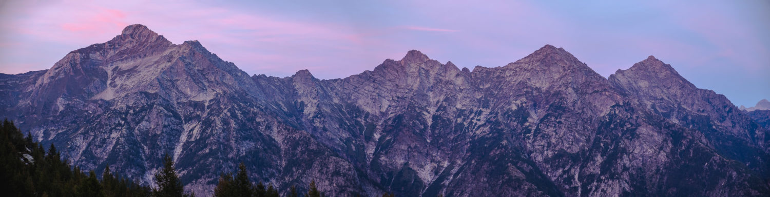 Bergkette im magentafarbenen Abendlicht