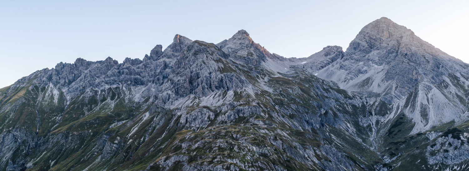 Panorama einer zerklüfteten Berglandschaft