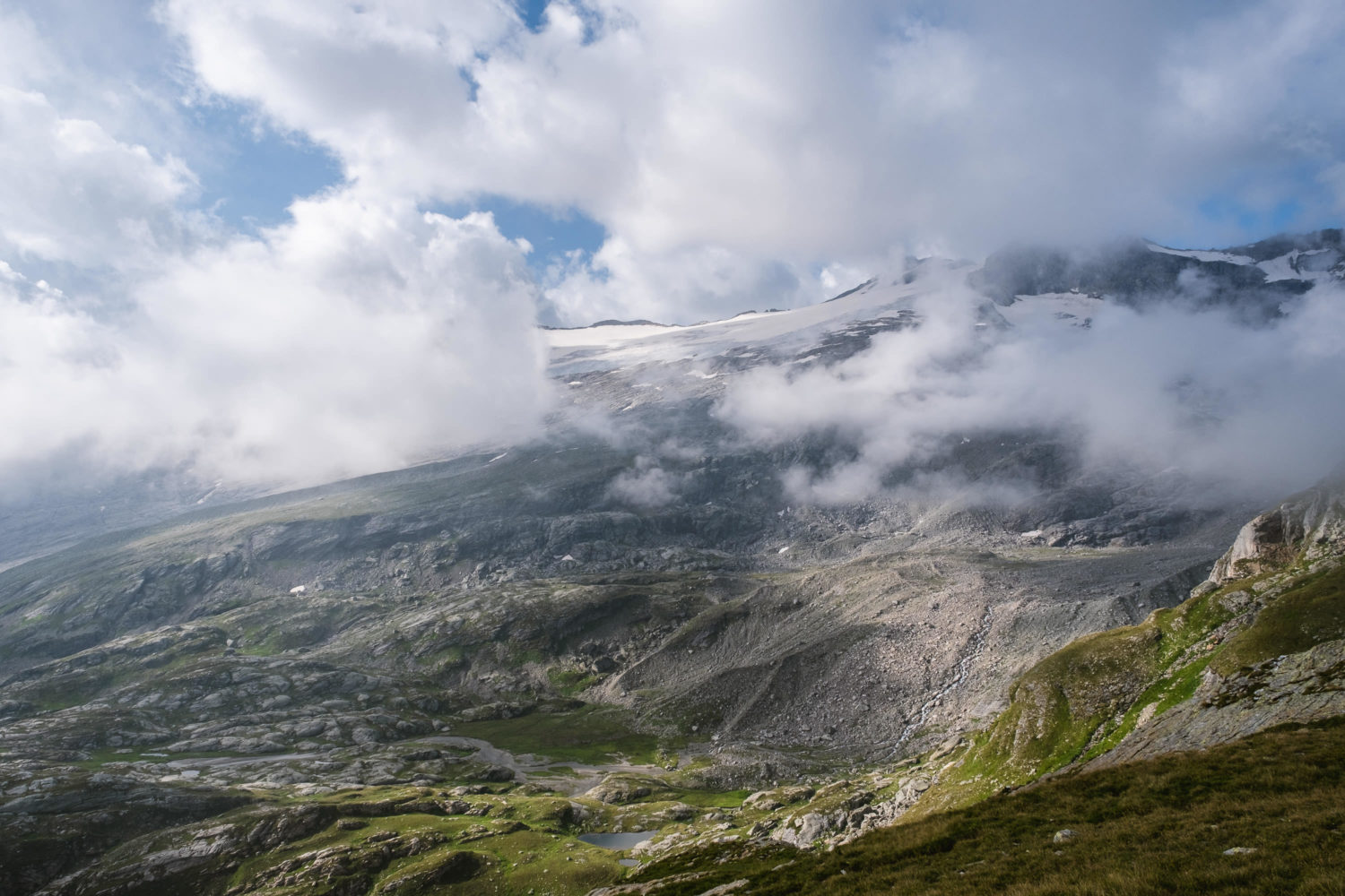 Wolken vor Basodino-Gletscher im Val Bedretto